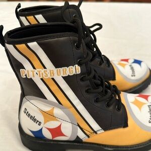 Steelers boots with laces.